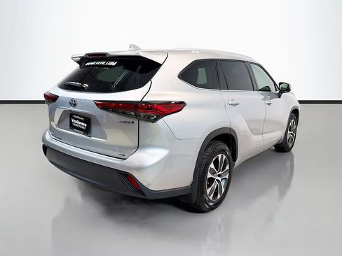 Used 2022 Toyota Highlander XLE AWD/4WD image 9