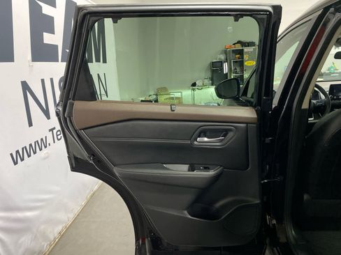 Used 2023 Nissan Rogue SV w/ SV Premium B Package image 23