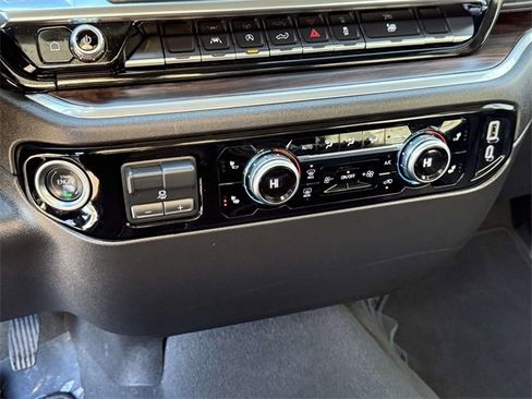 Certified 2025 GMC Sierra 1500 SLT image 16