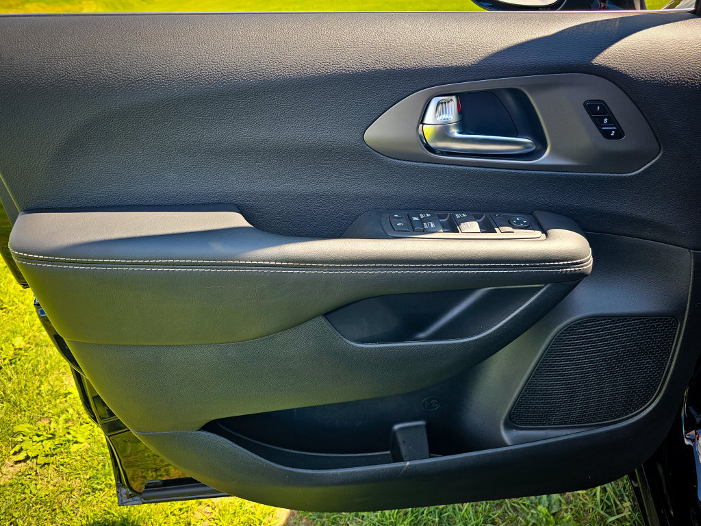 New 2027 Chrysler Pacifica Select FWD image 10