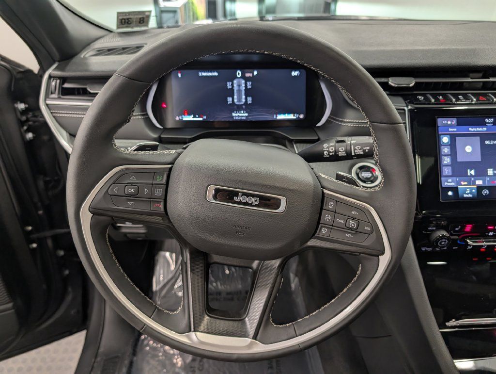 Used 2025 Jeep Grand Cherokee Altitude AWD/4WD image 24