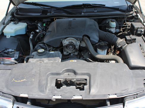 Used 2002 Lincoln Town Car Executive RWD image 8