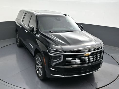 Used 2026 Chevrolet Suburban High Country AWD/4WD image 23