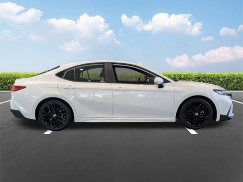 Used 2025 Toyota Camry SE FWD image 3