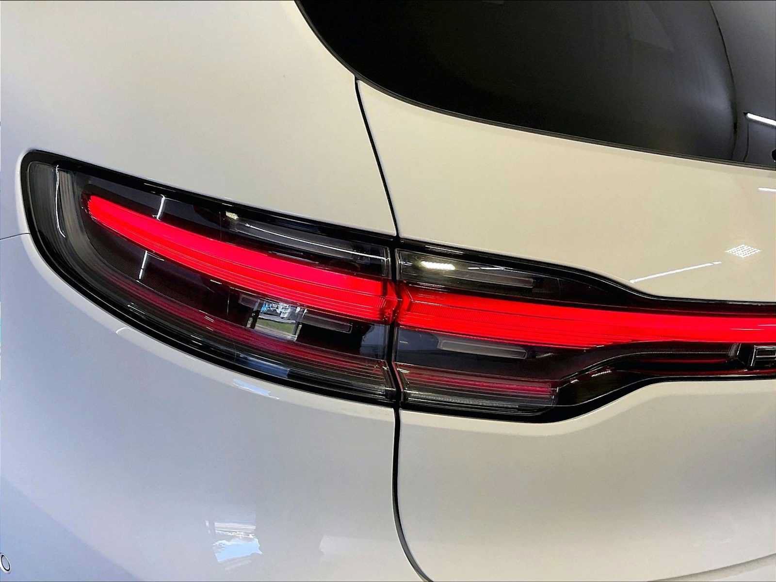 Certified 2023 Porsche Macan AWD/4WD image 30