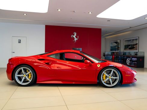 Used 2019 Ferrari 488 GTB RWD image 7