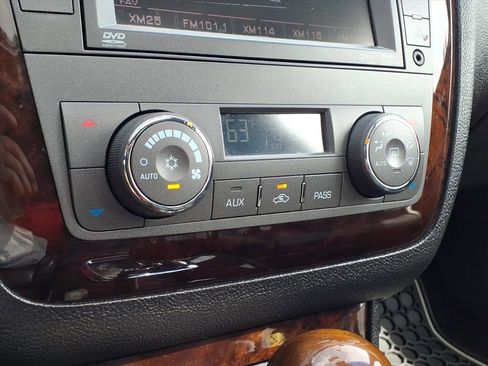 Used 2010 Cadillac DTS Premium image 12