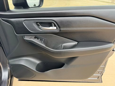 Used 2025 Nissan Rogue SV w/ SV Premium Package image 38