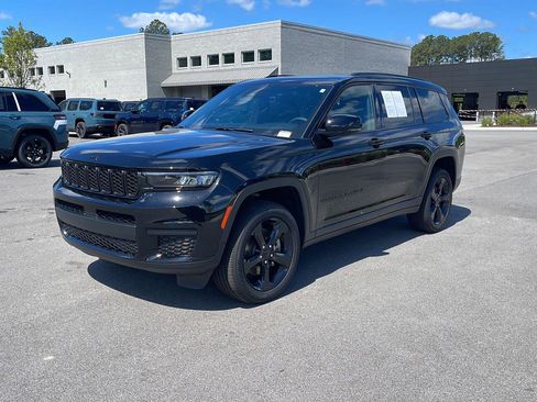 Used 2025 Jeep Grand Cherokee L Altitude RWD image 3