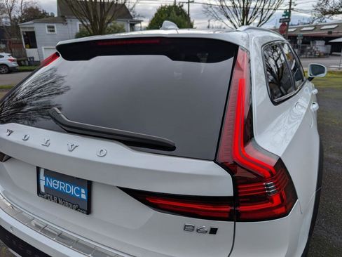 Used 2022 Volvo V90 B6 Cross Country w/ Advanced Package image 25