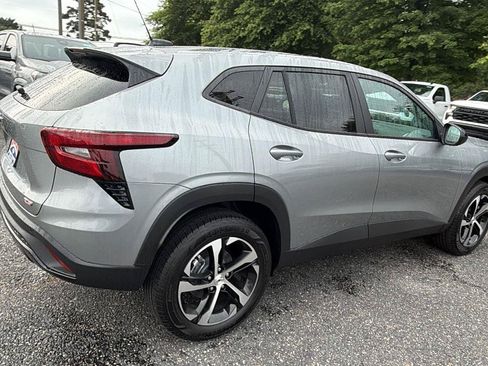 New 2026 Chevrolet Trax RS w/ Sunroof Package FWD image 9