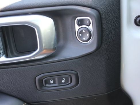 Used 2025 Jeep Wrangler Unlimited Sahara AWD/4WD image 18