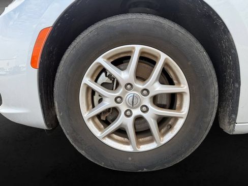 Used 2024 Chrysler Pacifica Touring-L FWD image 12