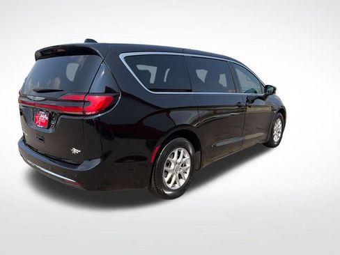 Used 2025 Chrysler Pacifica Select FWD image 8
