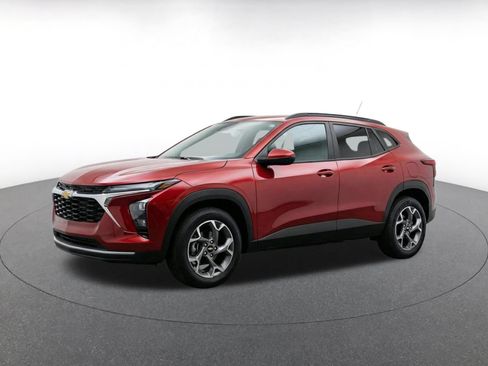 Used 2025 Chevrolet Trax LT FWD image 3