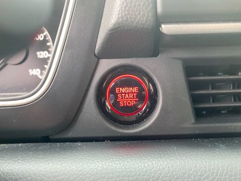 Used 2025 Honda Pilot Touring image 18