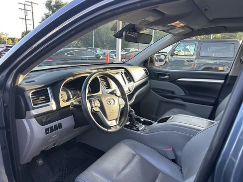 Used 2018 Toyota Highlander XLE FWD image 8