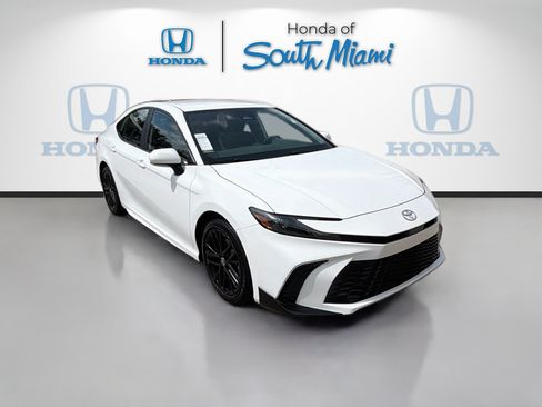 Used 2026 Toyota Camry SE FWD image 1