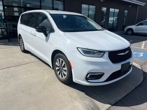 Used 2024 Chrysler Pacifica Limited FWD image 2