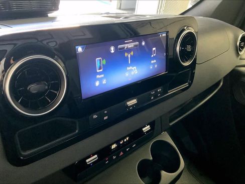 Used 2025 Mercedes-Benz Sprinter 2500 image 19