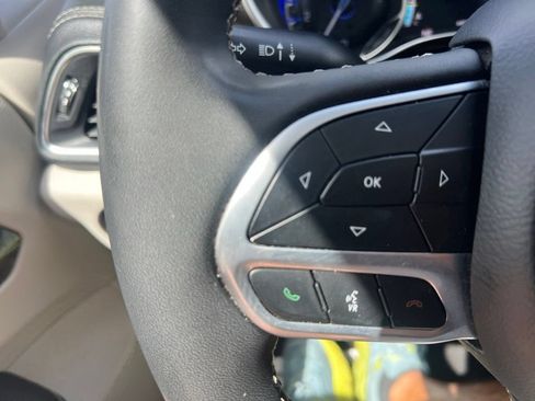 Certified 2023 Chrysler Pacifica Limited FWD image 35
