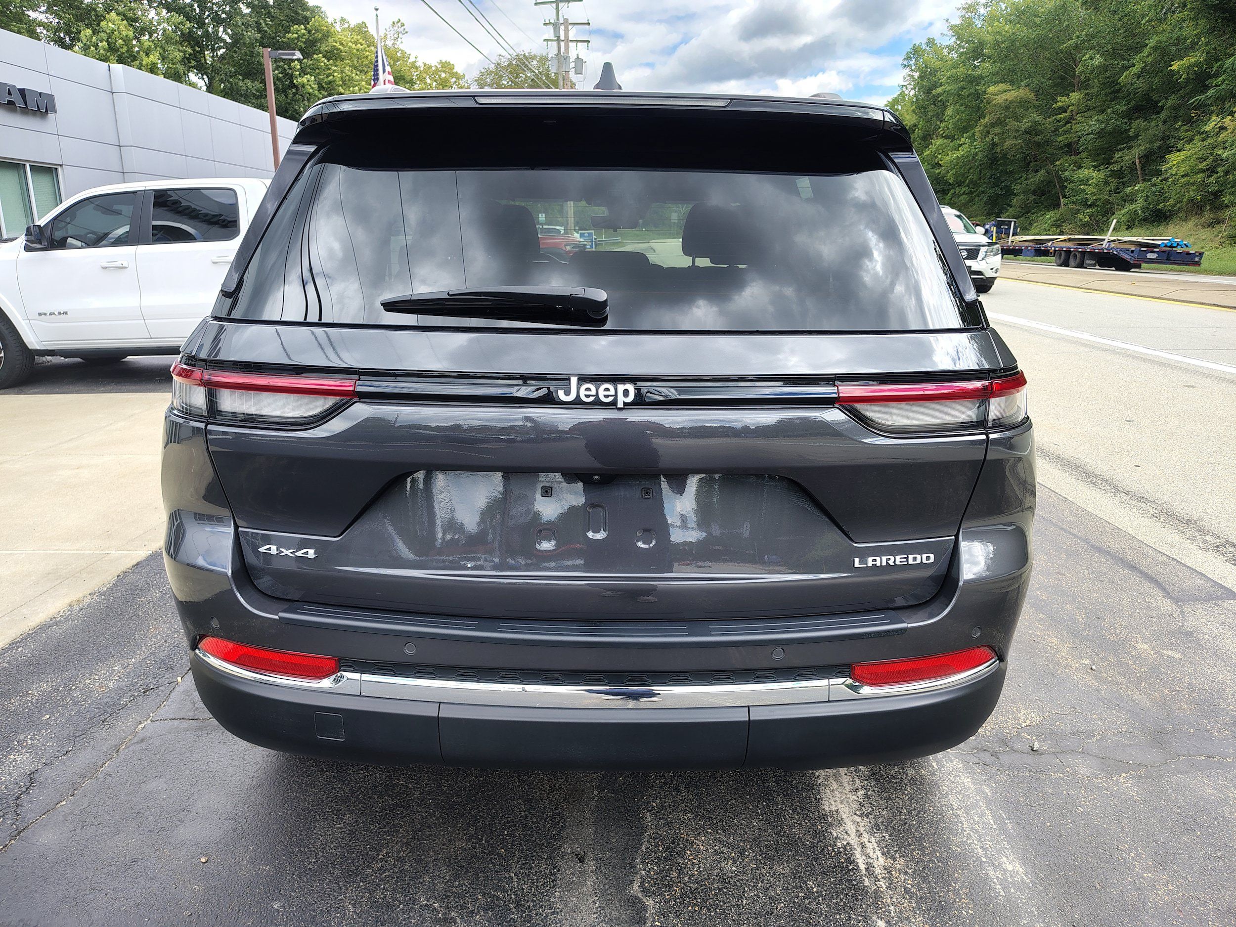 Used 2025 Jeep Grand Cherokee Laredo X w/ Luxury Tech Group I AWD/4WD image 8