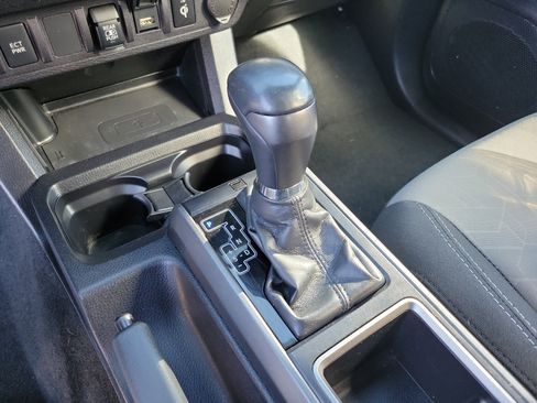 Used 2020 Toyota Tacoma TRD Sport image 11