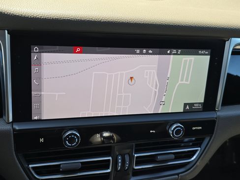 Certified 2023 Porsche Macan AWD/4WD image 13