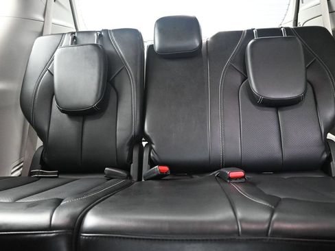 Used 2024 Chrysler Pacifica Touring-L FWD image 12