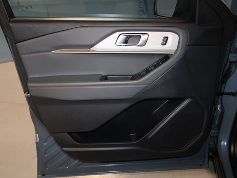 Used 2025 Ford Explorer Active image 5