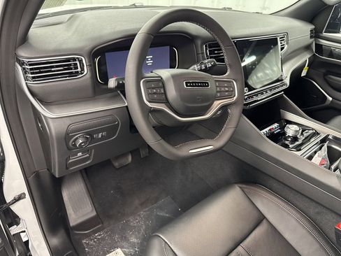 Used 2025 Jeep Wagoneer 2WD image 18
