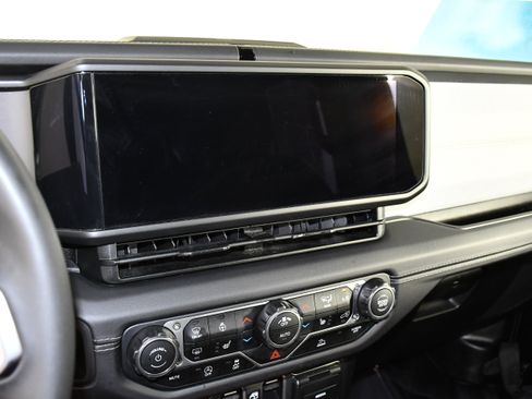 Used 2025 Jeep Wrangler Unlimited Sahara AWD/4WD image 19