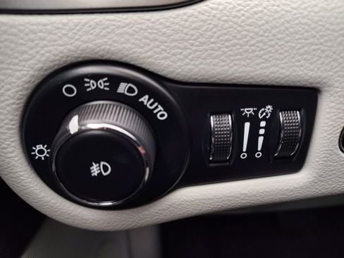 Used 2020 Jeep Cherokee Latitude Plus w/ Comfort/Convenience Group image 13