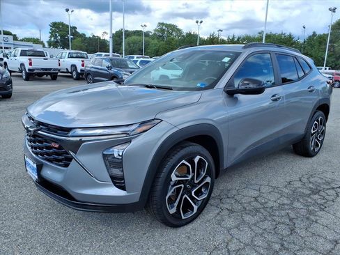 Used 2024 Chevrolet Trax RS w/ Sunroof Package FWD image 8