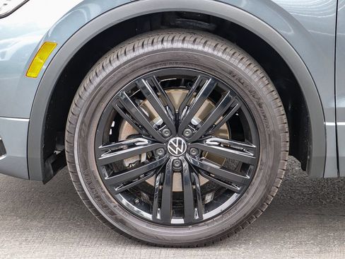 Certified 2022 Volkswagen Tiguan SE R-Line FWD image 9