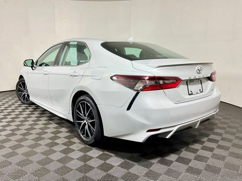 Used 2022 Toyota Camry SE FWD image 11