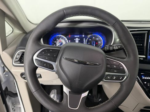 Used 2024 Chrysler Pacifica Touring-L FWD image 24