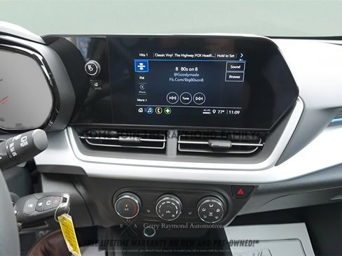 Used 2025 Chevrolet Trax LS w/ LS Convenience Package image 18