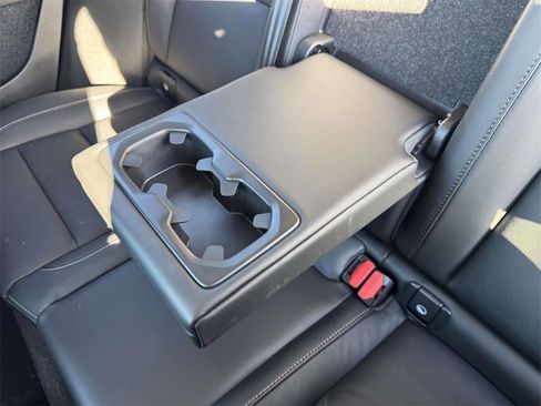 Certified 2024 Volvo XC40 B5 Core image 10