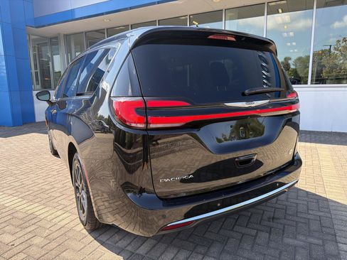 Used 2024 Chrysler Pacifica Touring-L FWD image 3