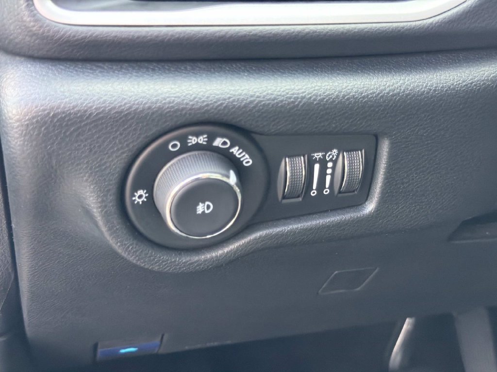 Used 2025 Chrysler Pacifica Select FWD image 24