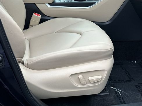 Certified 2024 Toyota Highlander XLE image 8