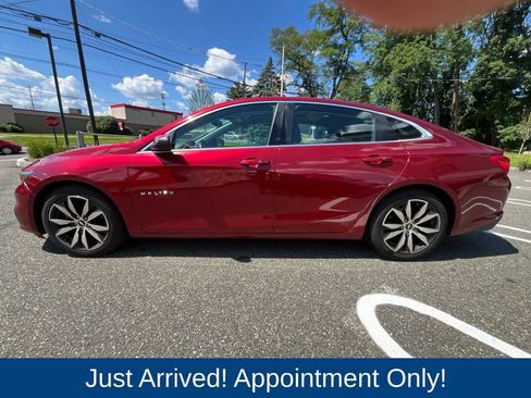 Used 2017 Chevrolet Malibu LT w/ Leather Package FWD image 4