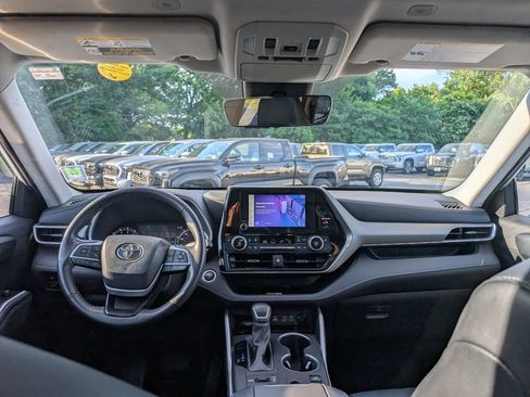 Used 2024 Toyota Highlander XLE AWD/4WD image 22