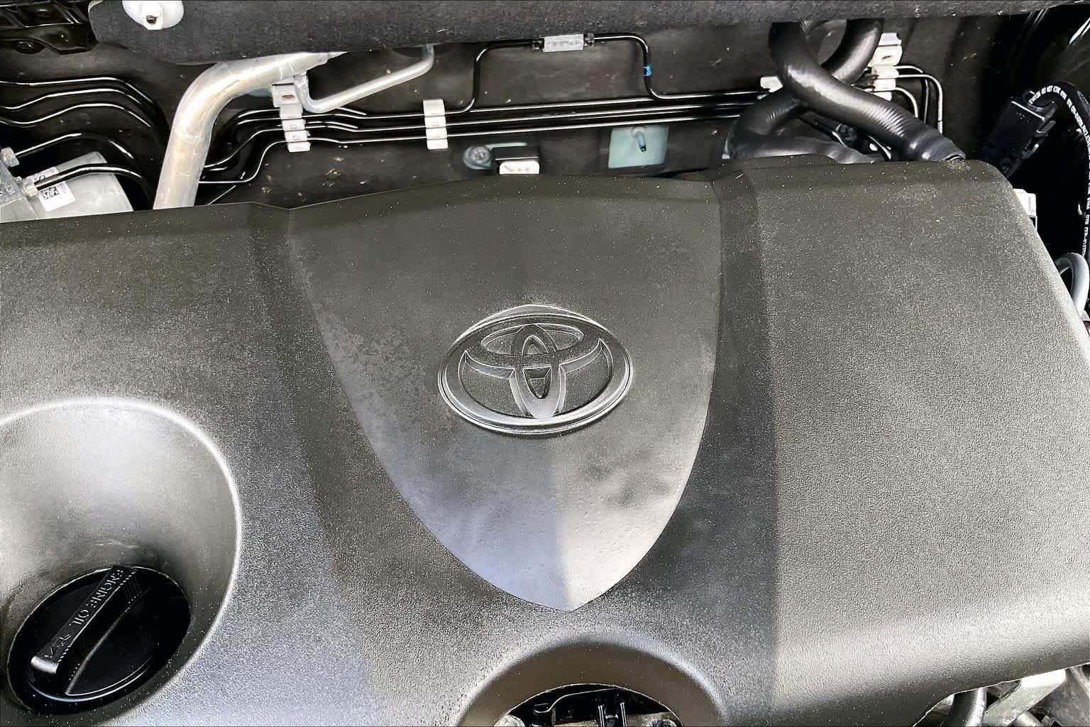Used 2025 Toyota RAV4 XLE FWD image 33