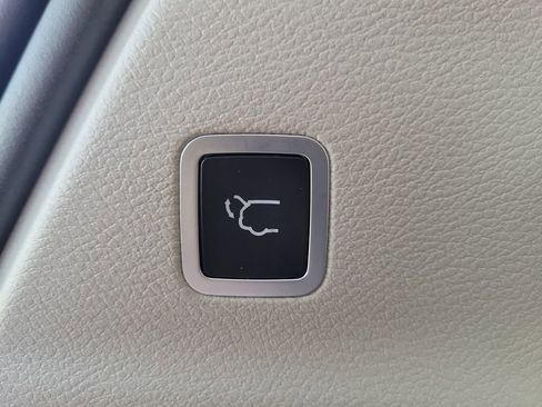 Used 2018 Chrysler Pacifica Limited w/ Tire & Wheel Group image 9