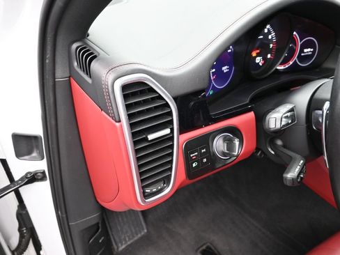 Certified 2023 Porsche Cayenne Platinum Edition AWD/4WD image 16