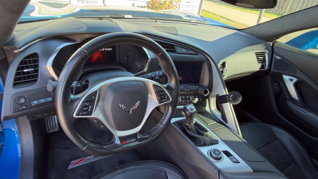 Used 2015 Chevrolet Corvette Z06 w/ 3LZ Preferred Equipment Group RWD image 11