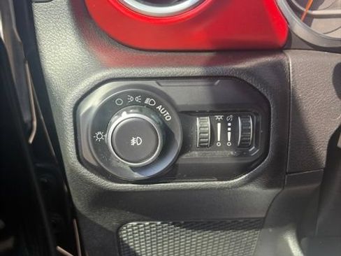 Used 2018 Jeep Wrangler Unlimited Sahara w/ Cold Weather Group AWD/4WD image 25