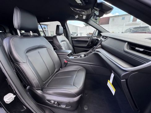 Used 2025 Jeep Grand Cherokee L Limited w/ Black Appearance Package image 19